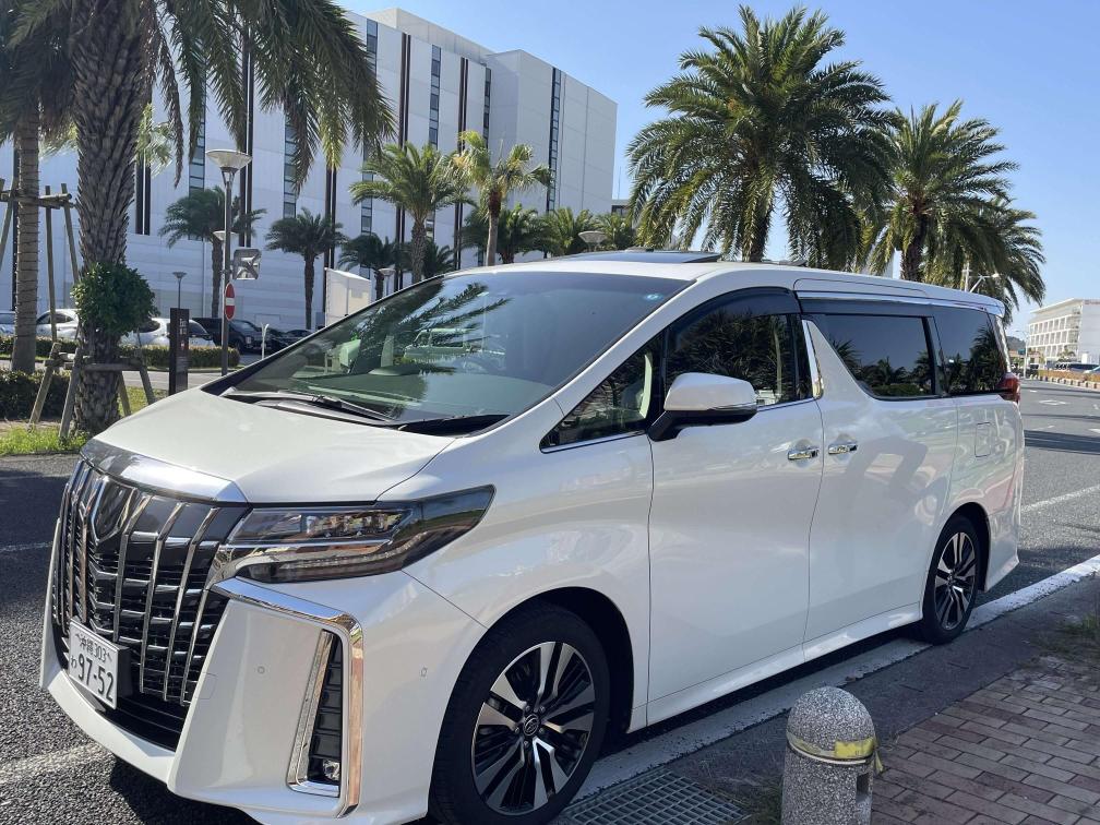 高級車アルファードの魅力と沖縄レンタカー旅行での活用ポイント