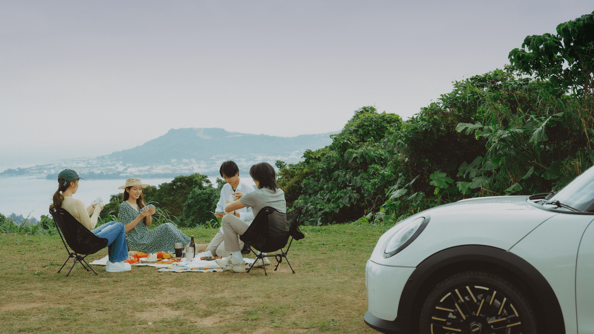 気の合う仲間と、海沿いの午後